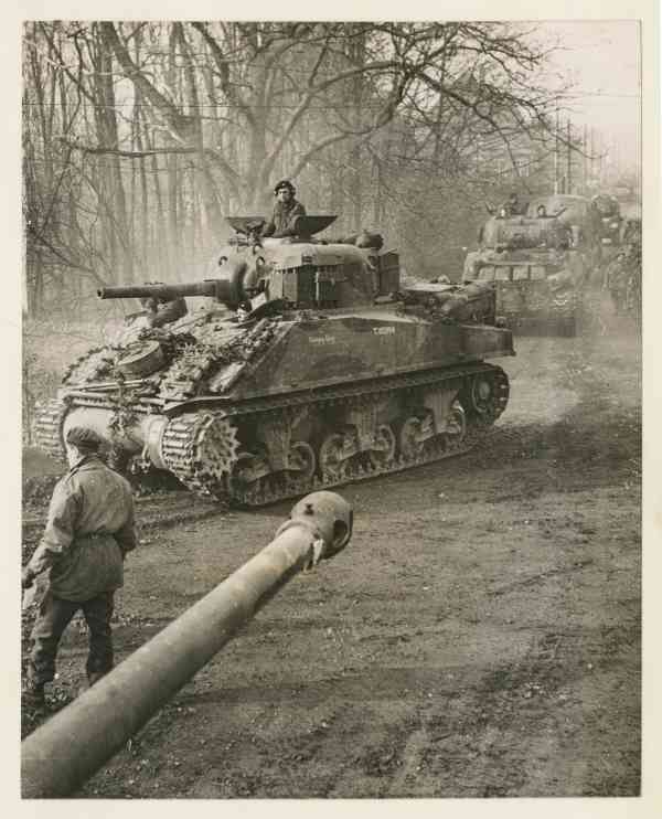 Sherman tanks Foto Beeldbank NIMH